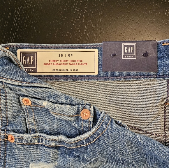 GAP Cheeky Short High Rise, Size 28/6R - Picture 3 of 4